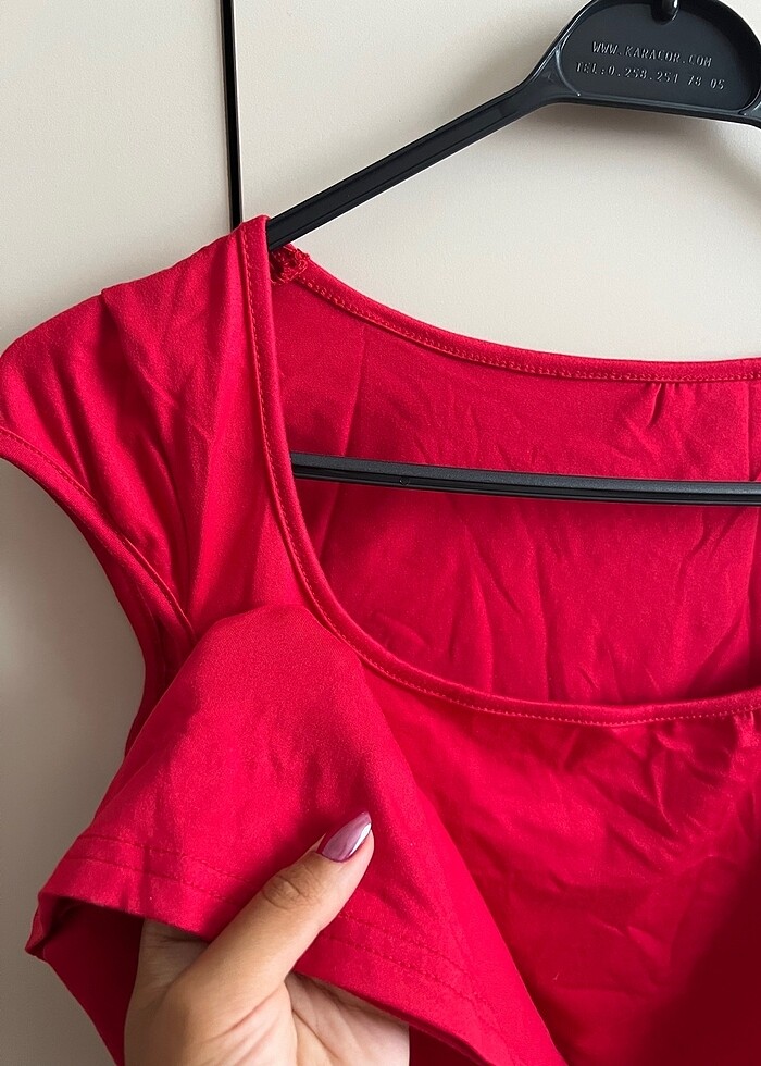 Kırmızı Elbise - Görsel 5