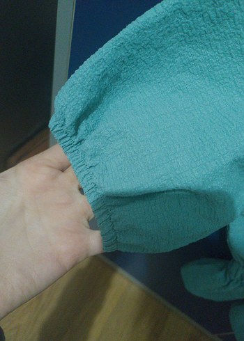 V Yaka Düğme Detaylı Turkuaz Keten Bluz - Görsel 3