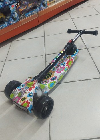 Çiçek Desenli Renkli ışıklı Çocuk Scooter'ı - Görsel 2
