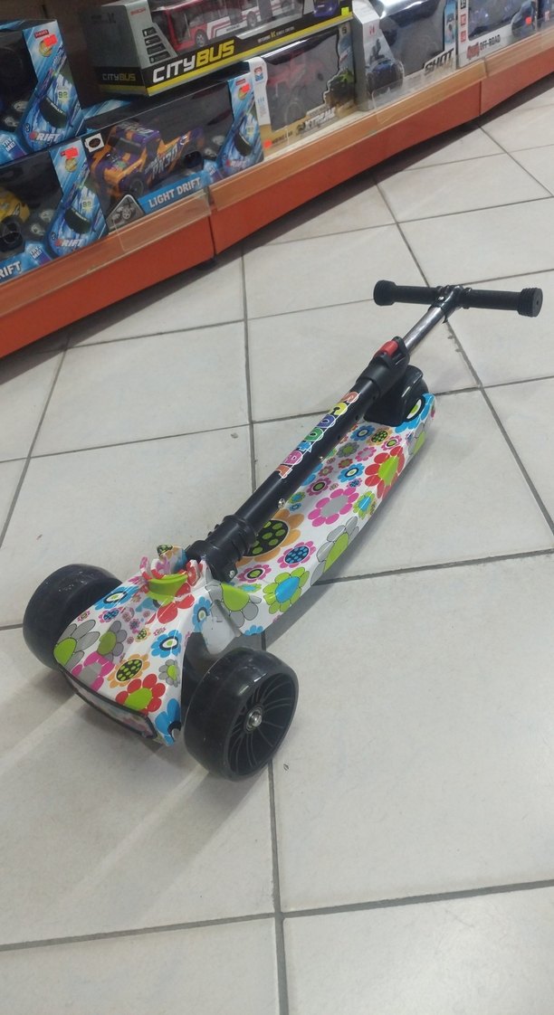 Çiçek Desenli Renkli ışıklı Çocuk Scooter'ı - Görsel 2