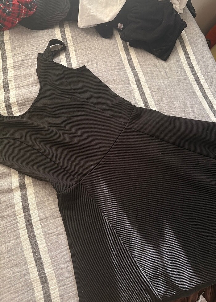 sırt dekolteli siyah elbise - Görsel 2