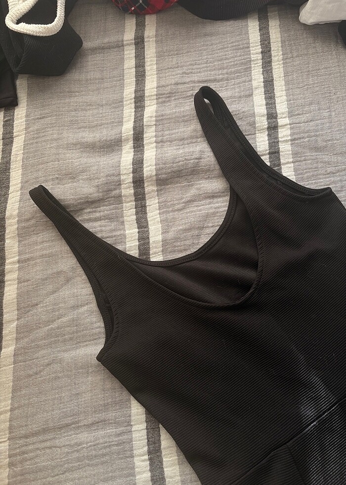 sırt dekolteli siyah elbise - Görsel 3