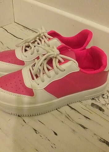 Nike Yeni pembe beyaz tertemiz hiç kullanılmadı