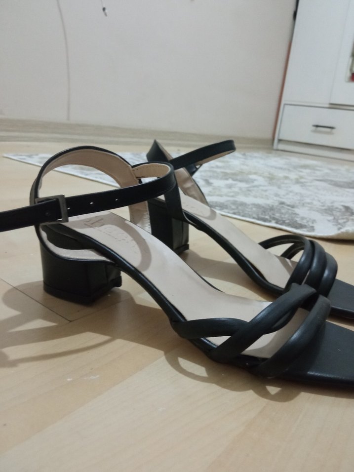 Siyah Kadın Tokalı Topuklu ayakkabı - Görsel 2