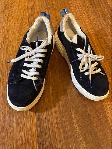 Yargıcı içi polar sneakers. 38 numara.
