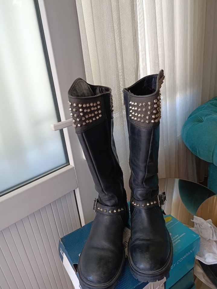 Tokalı Siyah Deri Yüksek Topuklu Gotik Çizme - Görsel 3