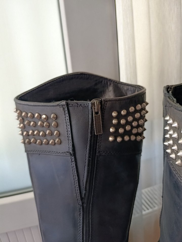 Tokalı Siyah Deri Yüksek Topuklu Gotik Çizme - Görsel 4
