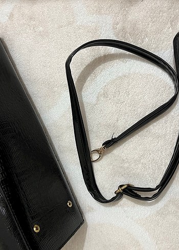 Siyah Parlak Deri Kemerli Yılan Desenli Çanta - Görsel 4
