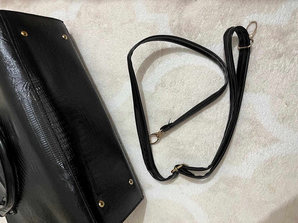 Siyah Parlak Deri Kemerli Yılan Desenli Çanta - Görsel 4