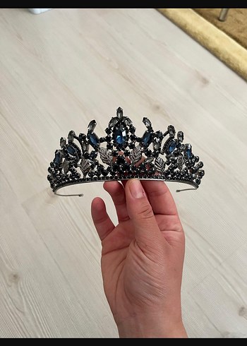 Klasik Zarif Mavi Taşlı Gotik Taç