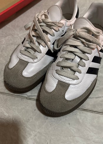 Adidas Beyaz Siyah Şeritli Kadın Spor Ayakkabı