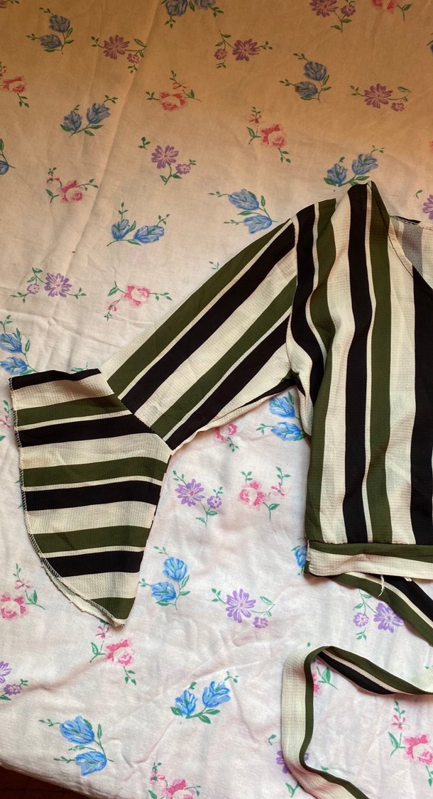 Çizgili V Yaka Bluz - Görsel 2