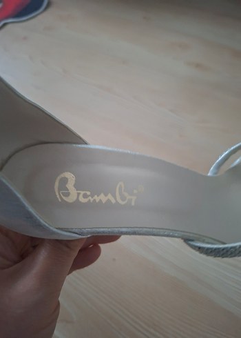 Gri Yılan Derisi Desenli Süet Topuklu Ayakkabı - Görsel 3