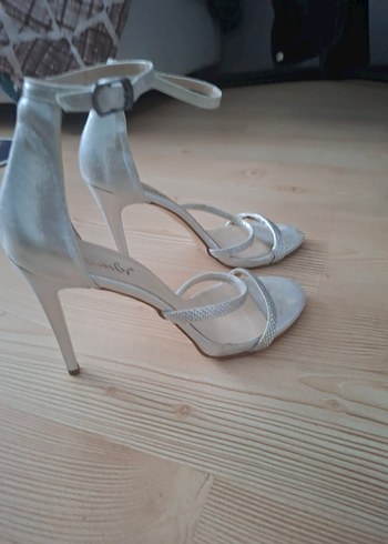 Gri Yılan Derisi Desenli Süet Topuklu Ayakkabı - Görsel 2