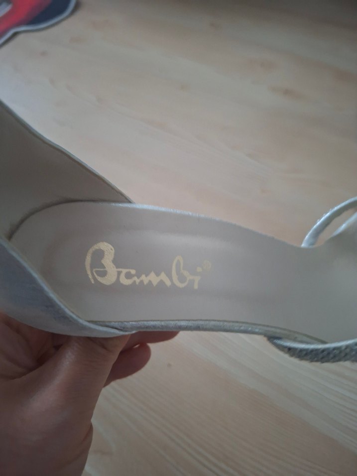 Gri Yılan Derisi Desenli Süet Topuklu Ayakkabı - Görsel 3