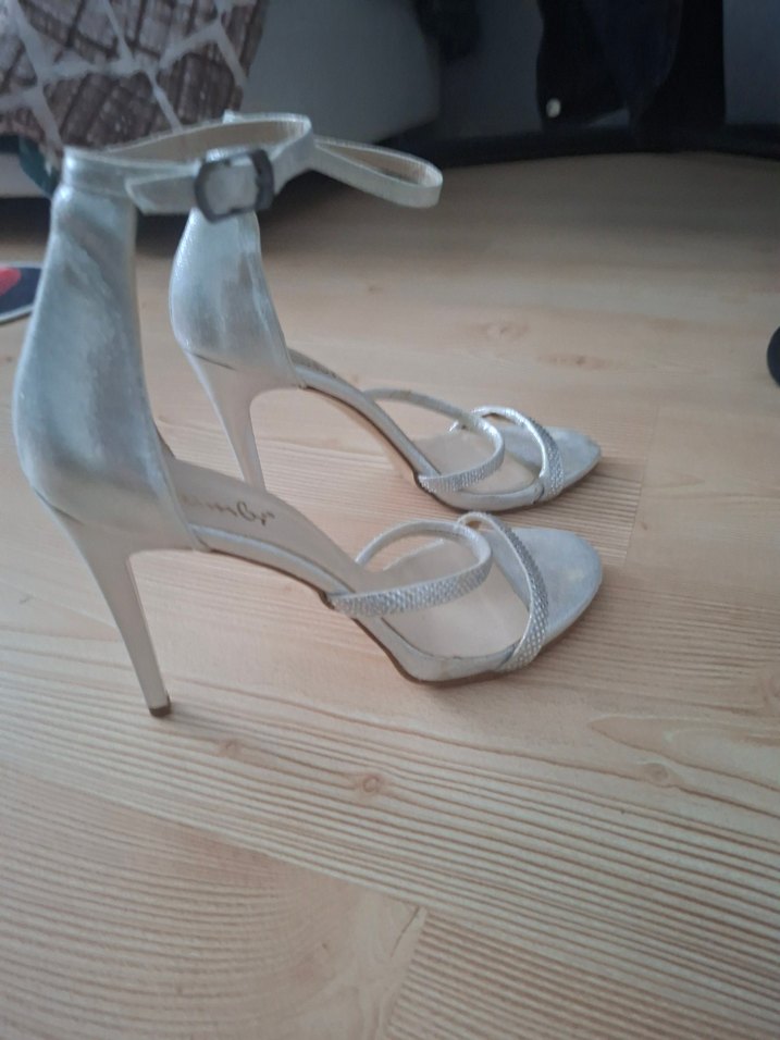 Gri Yılan Derisi Desenli Süet Topuklu Ayakkabı - Görsel 2