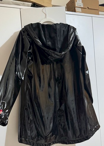 Kadın Siyah Parlak Deri Midi Yağmurluk - Görsel 4