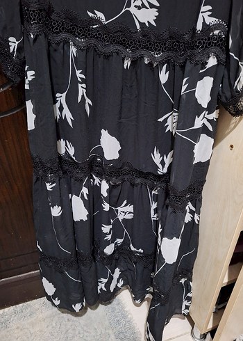 Çiçek Desenli Siyah Uzun Elbise - Görsel 2