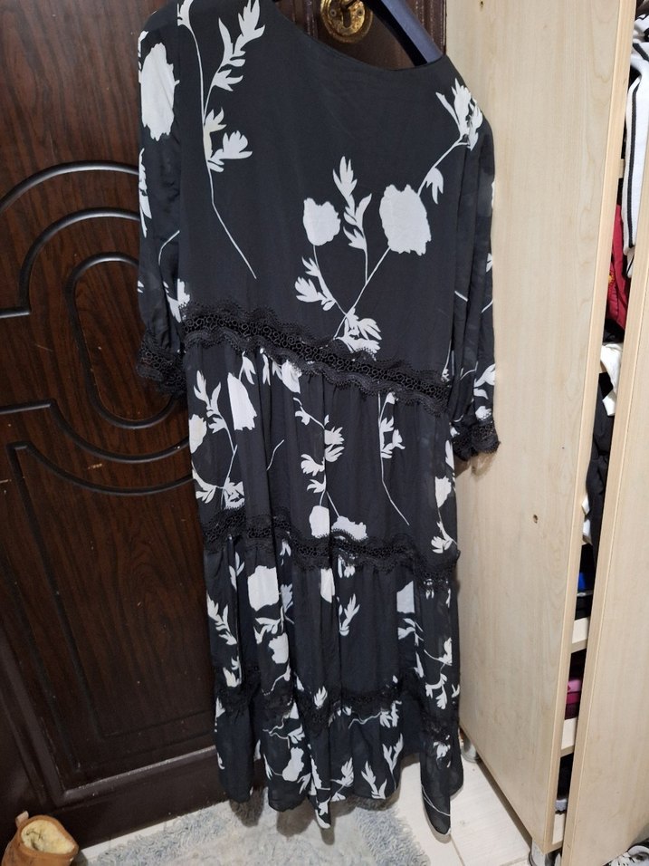 Çiçek Desenli Siyah Uzun Elbise - Görsel 4