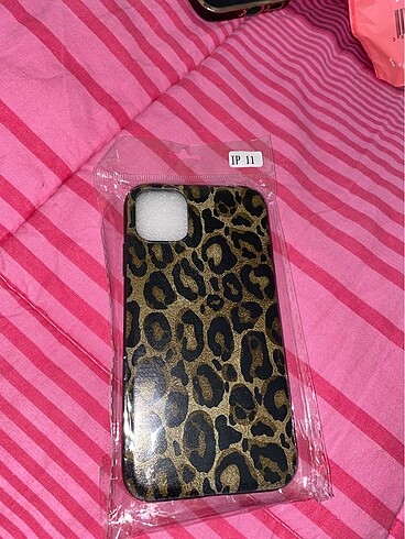 İphone 11 leopar içi kadife kılıf