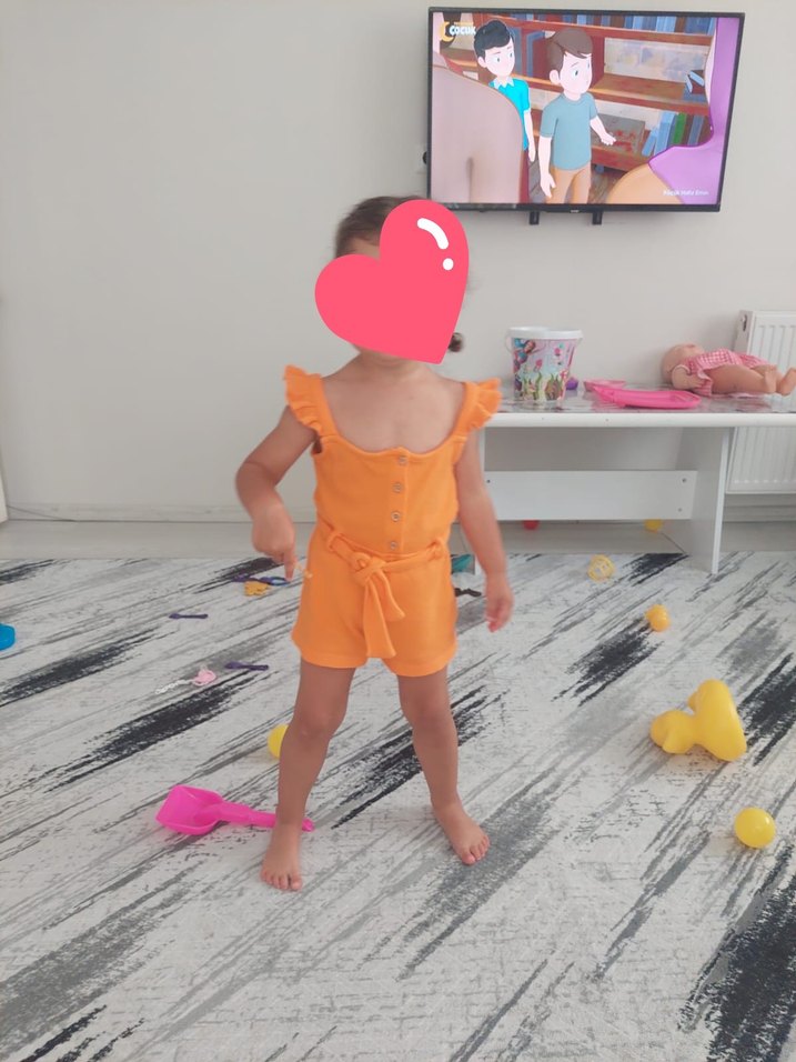 Kız Çocuk Turuncu Keten Düğmeli Tulum - Görsel 3