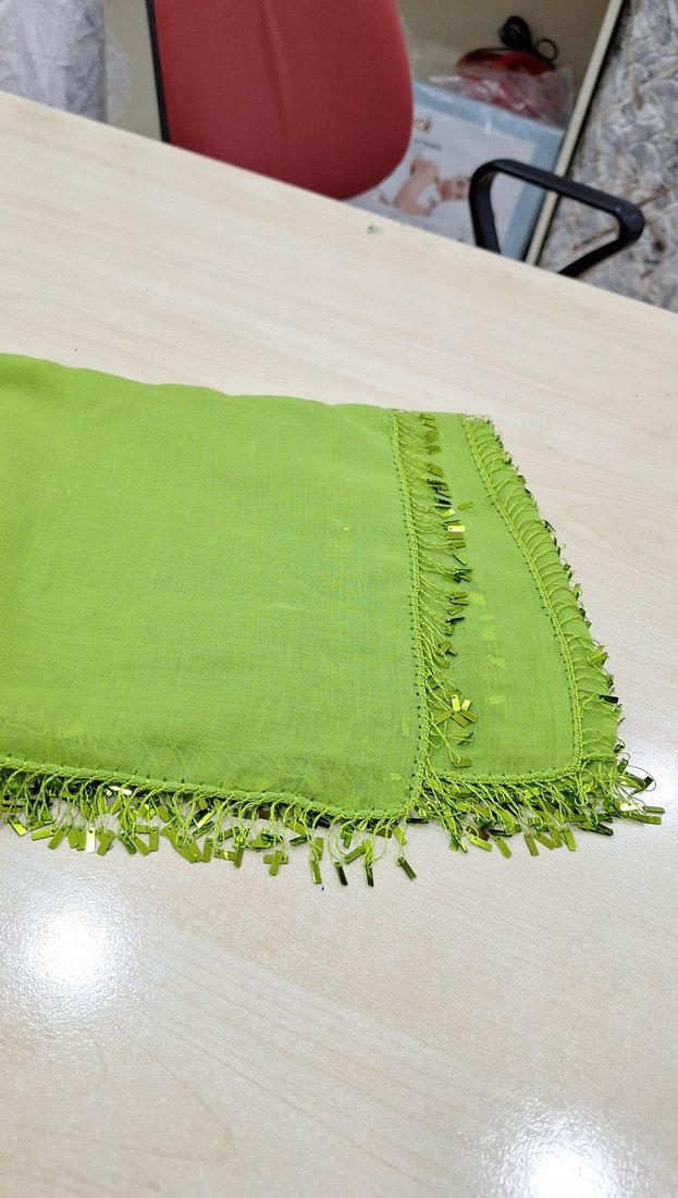 Püsküllü Yeşil Kadın İpek Şal - Görsel 4