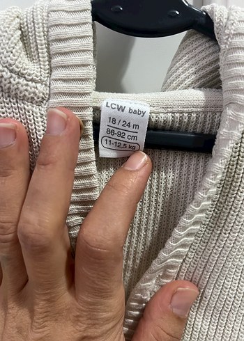 Düğmeli bej V Yakalı çocuk Hırka - Görsel 2