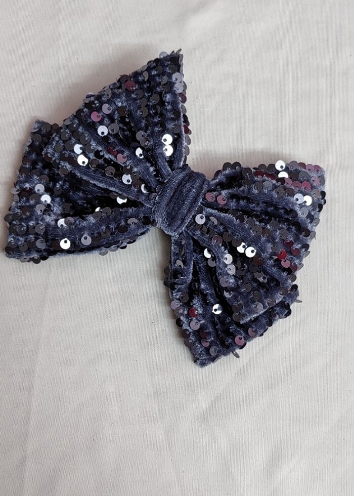 Gri kadife pullu fiyonk toka  - Görsel 2