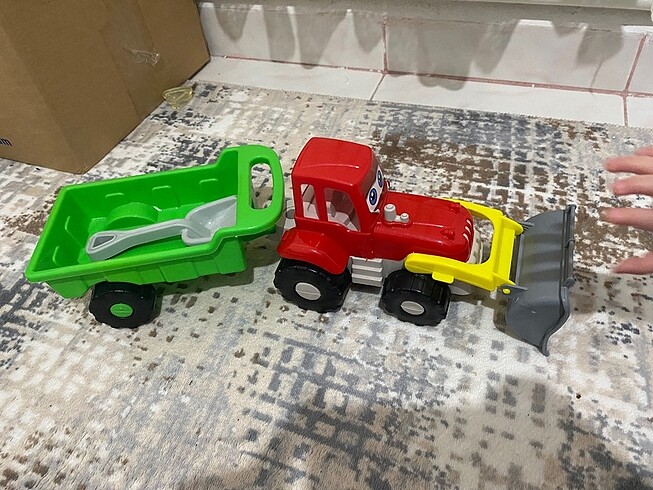Oyuncak kepçeli traktör