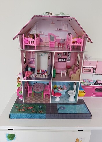 Karton üç katlı bebek evi