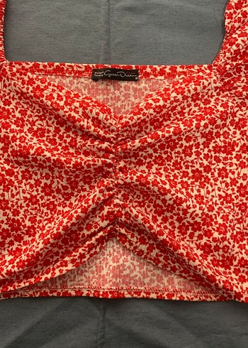 Kısa Kollu, Desenli Kırmızı Bluz - Görsel 2