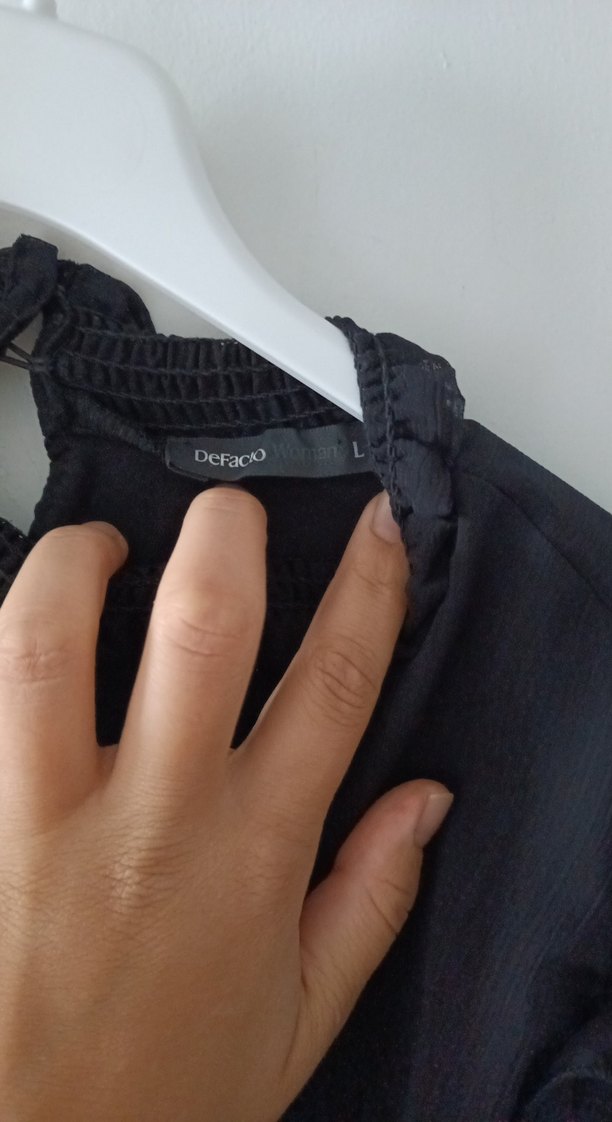 Siyah Fırfırlı Yüksek Yakalı Kadın Bluz - Görsel 4