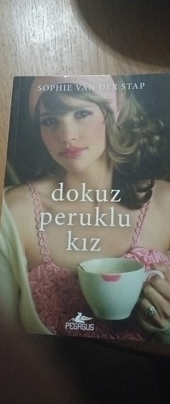 9 peruklu kız