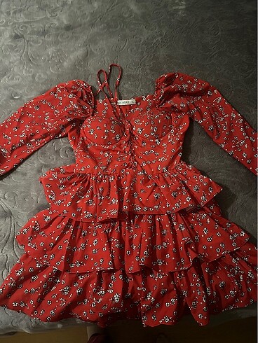 Çiçekli kırmızı mini elbise