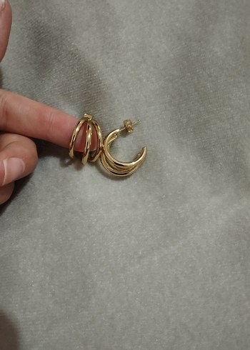Minimalist Altın Renkli Küçük Küpeler