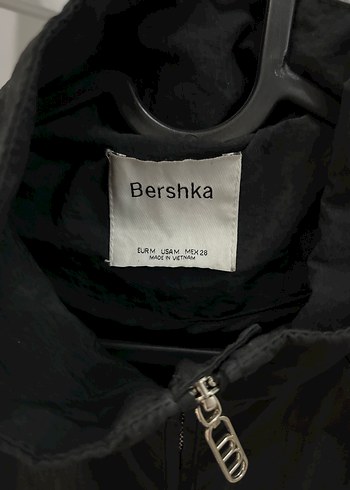 Bershka Siyah Fermuarlı Yağmurluk