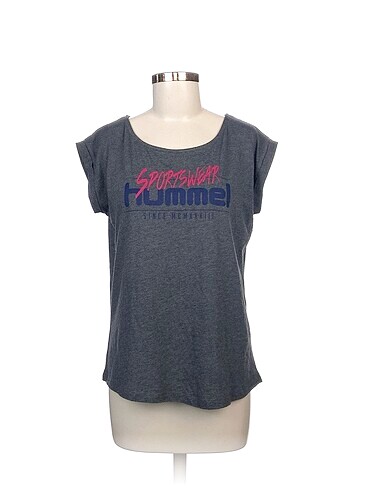 Hummel T-shirt %70 İndirimli.
