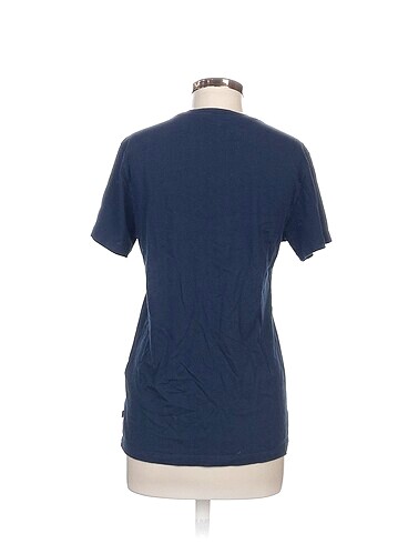 m Beden Levis T-shirt %70 İndirimli.