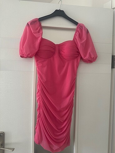 Pembe elbise