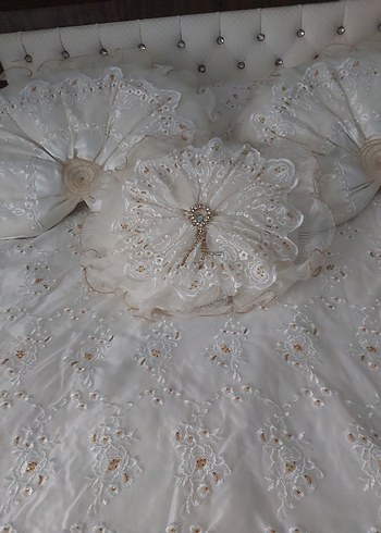 İşlemeli Parlak Beyaz Yatak Örtüsü - Görsel 2