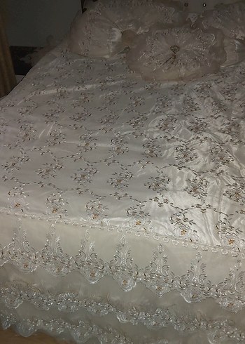 İşlemeli Parlak Beyaz Yatak Örtüsü - Görsel 6