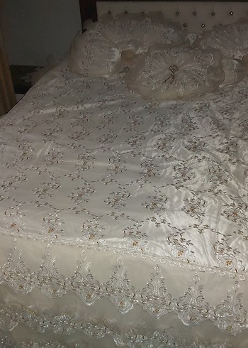 İşlemeli Parlak Beyaz Yatak Örtüsü - Görsel 5