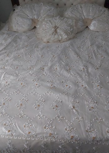 İşlemeli Parlak Beyaz Yatak Örtüsü - Görsel 4