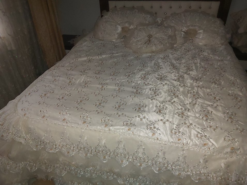 İşlemeli Parlak Beyaz Yatak Örtüsü - Görsel 5