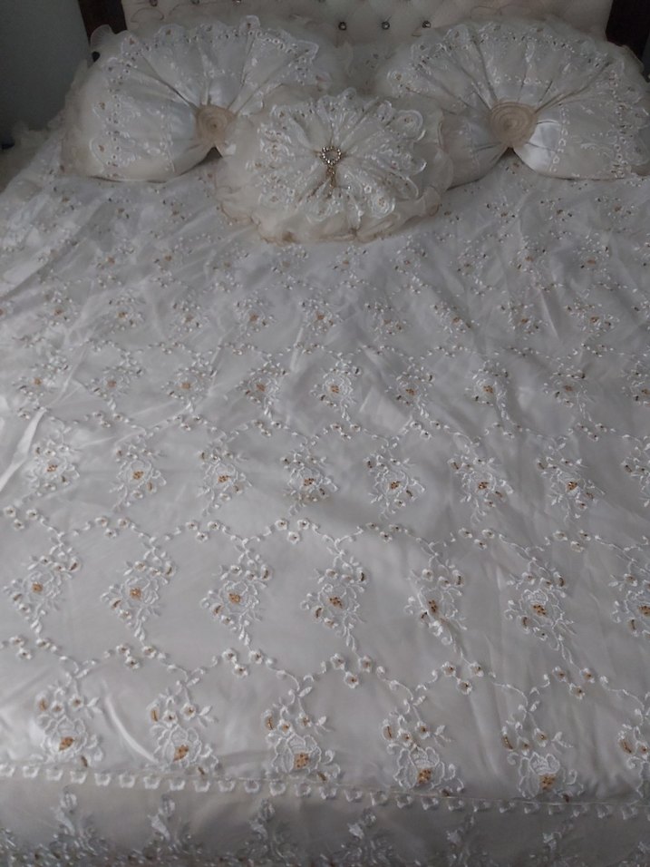 İşlemeli Parlak Beyaz Yatak Örtüsü - Görsel 4