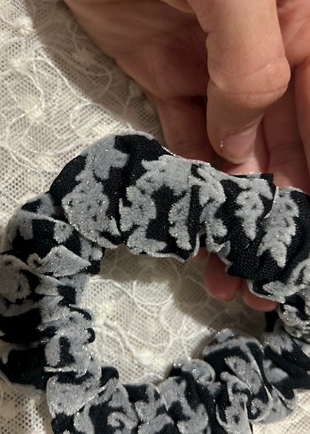 Gri Dantel Detaylı Gotik Saç Tokası - Görsel 2