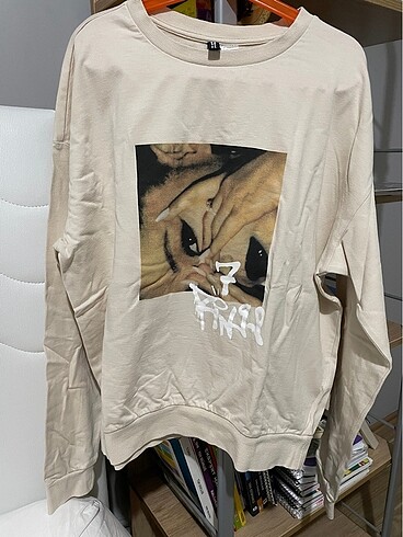 Hm ariana grande sweatshirt