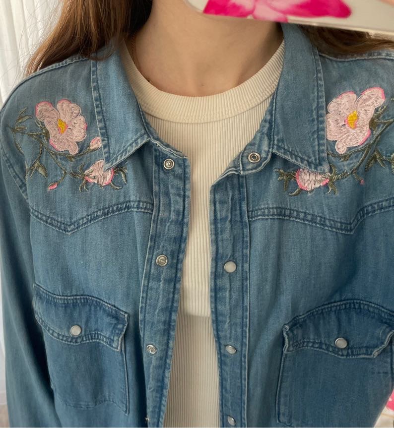 Nakışlı Düğmeli Mavi Kadın Denim Gömlek - Görsel 2