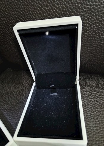 Yeni, dışı beyaz renkli, içi siyah, ışıklı  mücevher kutusu - Görsel 2