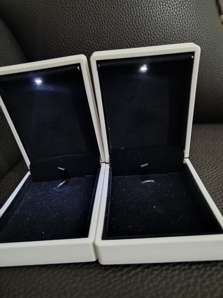 Yeni, dışı beyaz renkli, içi siyah, ışıklı  mücevher kutusu - Görsel 4